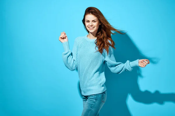 Žena v modrém svetru a džíny představovat ležérní oblečení studio izolované pozadí — Stock fotografie