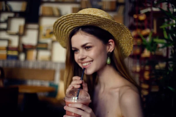 Веселая женщина в шляпе кафе пить свежий шарм отдыха — стоковое фото