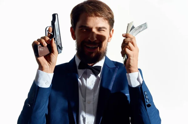 Man in pak pistool geld gangster business licht achtergrond — Stockfoto