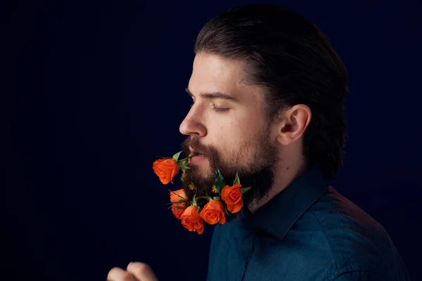 花の装飾のロマンス豪華な暗い背景を持つひげそりの男 — ストック写真