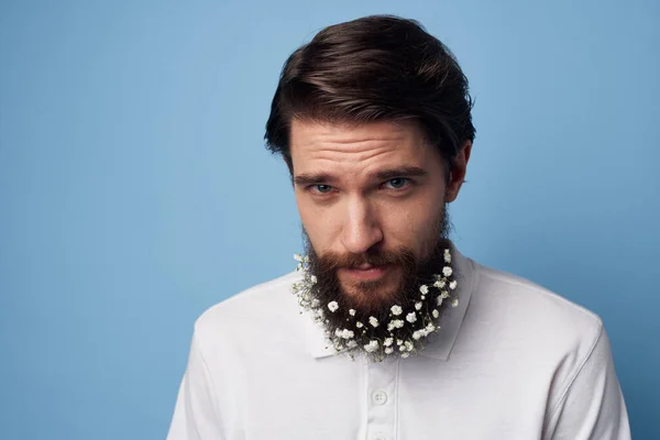 Çiçek desenli sakallı adam beyaz tişörtlü kırpık manzaralı stüdyo. — Stok fotoğraf