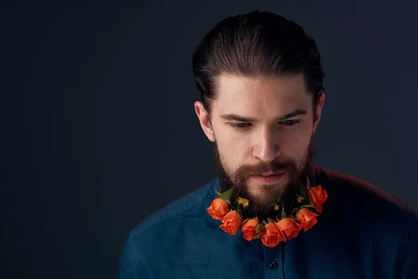 Bärtiger Mann Blumen in einem Bart Nahaufnahme Romantik dunklen Hintergrund — Stockfoto
