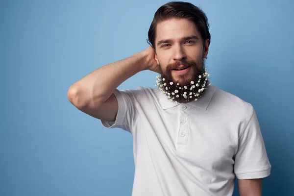 髭の装飾の感情の白いTシャツの花の男青の背景 — ストック写真