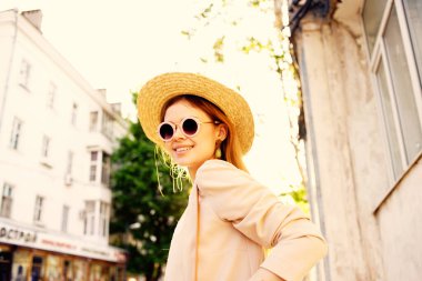 Neşeli bir kadın şehir dışında geziyor.