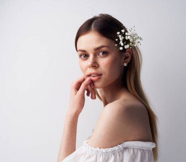 Güzel bir kadın, çiçekleri cezbeder. Çekici görünür.