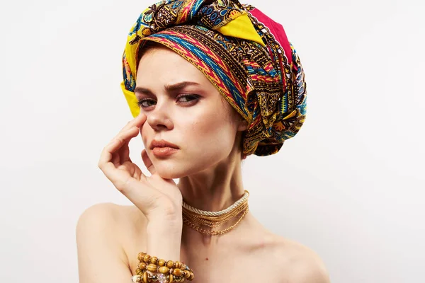 Όμορφη ανατολίτικη γυναίκα πολύχρωμο τουρμπάνι κοσμήματα γυμνοί ώμοι πολυτέλεια — Φωτογραφία Αρχείου