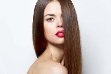 Uzun saçlı bir kadın. Güzel gözler. Spa tedavisi. 