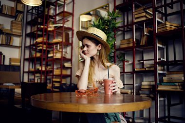 Kafe kitaplarındaki güzel kadın yaşam tarzı okuması