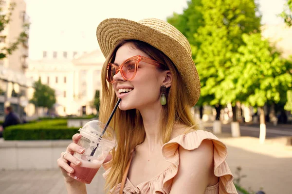 Elegancka kobieta w okularach i szklanym kapeluszu z drinkiem na świeżym powietrzu latem — Zdjęcie stockowe