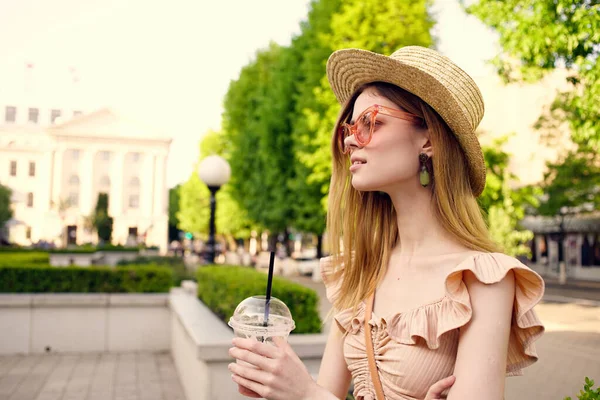 Mujer en un sombrero cuenta beber al aire libre caminando por las vacaciones de la ciudad — Foto de Stock