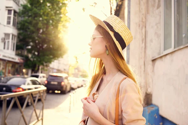 Kvinna i hatt promenader i staden solig dag livsstil — Stockfoto