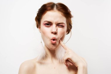 Güzel, duygusal bir kadın. Çıplak omuzlar. Temiz cilt.