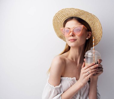 Çekici, modaya uygun kadın gözlükleri. Cazibeli, hafif arka plan.