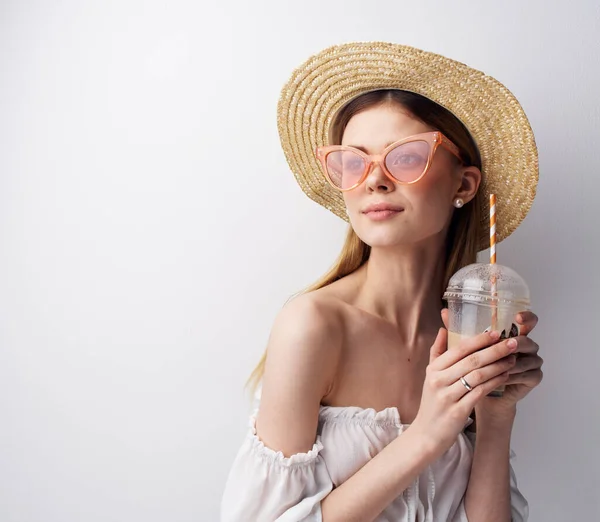 Attrayant à la mode femme lunettes chapeau boire charme lumière fond — Photo