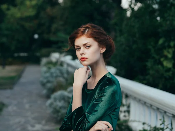 Piękna kobieta atrakcyjny wygląd kosmetyki zielony strój luksusowy natura — Zdjęcie stockowe