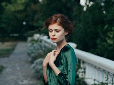 Güzel kadın çekici görünüş kozmetik yeşili elbise lüks doğa