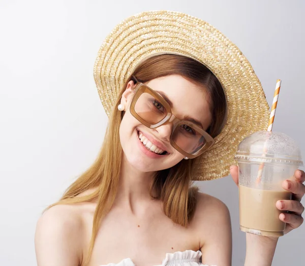 Güneş gözlüklü zarif kadın, yakın plan eğlenceli şeyler içer. — Stok fotoğraf