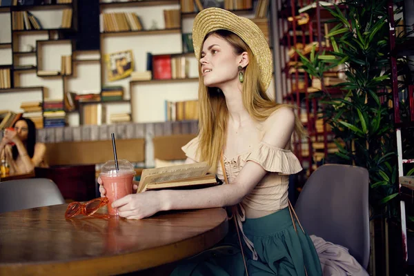 在咖啡馆读书的漂亮女人生活休闲阅读 — 图库照片