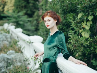 Siyah elbiseli kadın çekici görünüyor. Romantik mimari yürüyüşü.