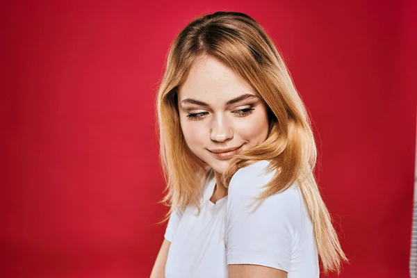 Όμορφη γυναίκα χαμόγελο λευκό t-shirt κομμένα κλαδιά κόκκινο φόντο — Φωτογραφία Αρχείου