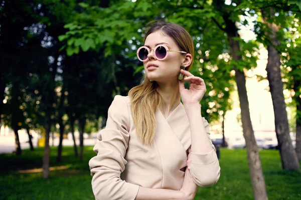 Hübsche Frau mit Sonnenbrille im Freien in grünen Bäumen Park Reisen — Stockfoto