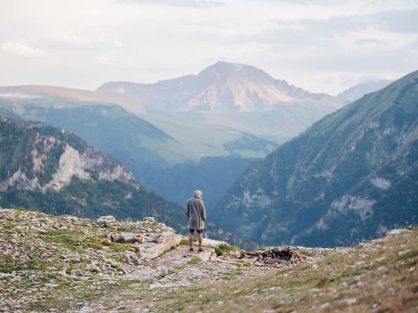 Caminhante ao ar livre nas montanhas turismo de ar fresco vista traseira — Fotografia de Stock