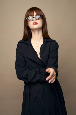 Güzel kadın kıyafetleri, güler yüzlü stüdyo hayatı.