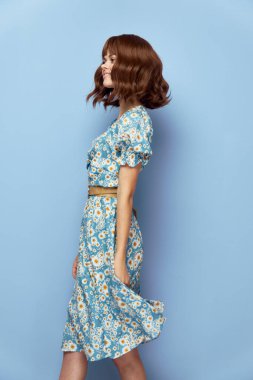 Çiçek elbiseli kadın. Gülümse. Kısa saçlı. 