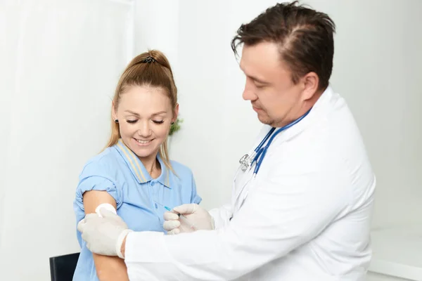 Mężczyzna lekarz w białym płaszczu strzykawka w rękach wstrzyknięcia szczepionka przeciw wiremii — Zdjęcie stockowe