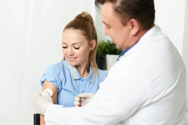 Чоловічий лікар лікарня ін'єкції здоров'я спосіб життя лікування вакцинація ковадла — стокове фото