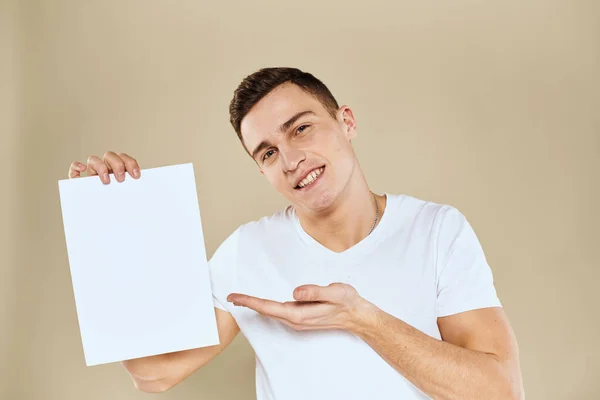 Man met wit vel papier in de hand billboard kopieerruimte kantoor — Stockfoto