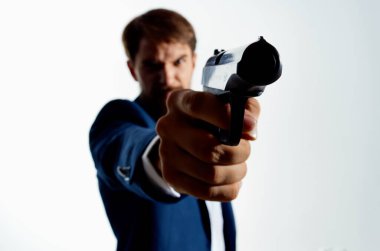 Silahlı gangster tarzı suç geçmişi olan takım elbiseli bir adam.