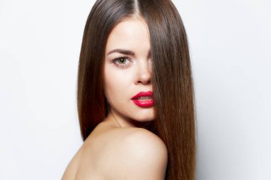 Rujunda uzun saç stili olan kadın. 