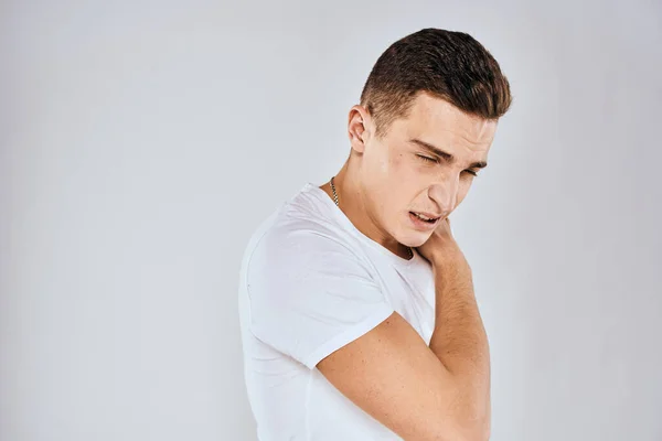 Man in wit t-shirt ontevreden gezicht uitdrukking gebaren met handen studio levensstijl — Stockfoto