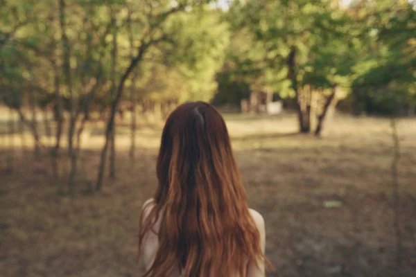 Arka bahçede romantik bir kadın. Kızıl saçlı. — Stok fotoğraf