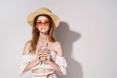 Pembe gözlüklü güzel bir kadın.