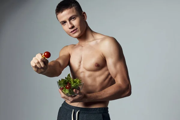 Atlético hombre muscular torso plato ensalada sano alimentos aislados fondo — Foto de Stock