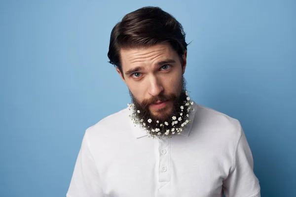 Bonito homem flores em barba t-shirt emoções azul fundo — Fotografia de Stock