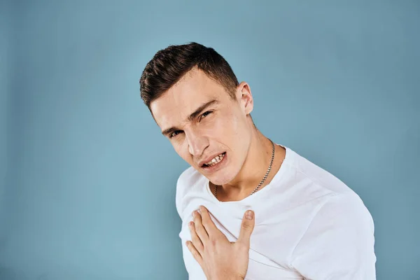 Hombre gestos con sus manos emociones blanco camiseta expresión azul fondo —  Fotos de Stock