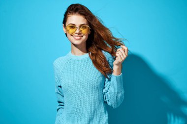 Mavi süveter giyen güzel bir kadın çekici görünüyor.