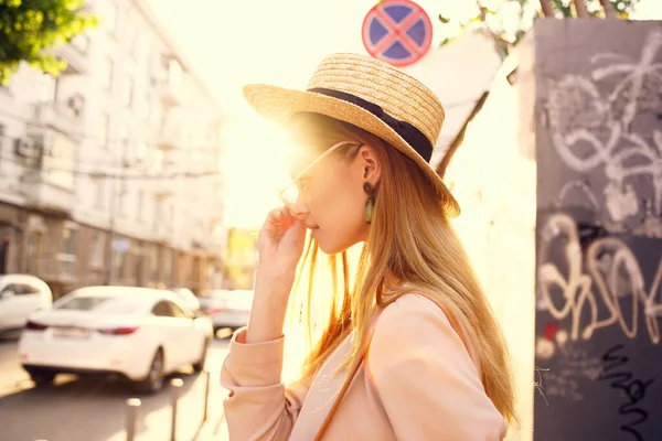Ładna kobieta w kapeluszu w okularach przeciwsłonecznych na świeżym powietrzu chodzić styl życia — Zdjęcie stockowe