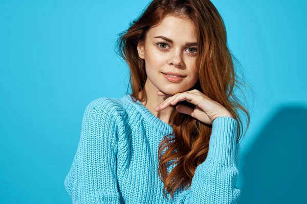 Emocional bonita mulher em azul suéter sorriso recortado vista azul fundo — Fotografia de Stock