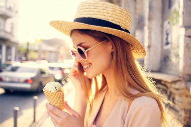 Güneş gözlüklü neşeli kadın, güneşli gün yürüyüşü yapıyor.