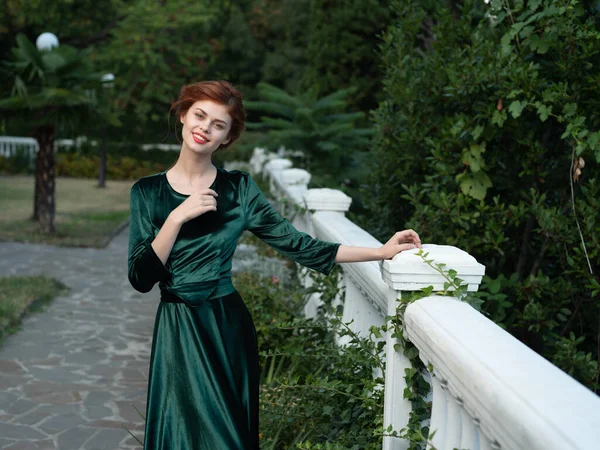 Mulher bonita olhar atraente cosméticos vestido verde natureza de luxo — Fotografia de Stock