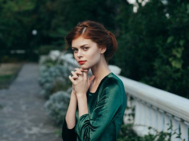 Güzel kadın çekici görünüş kozmetik yeşili elbise lüks doğa