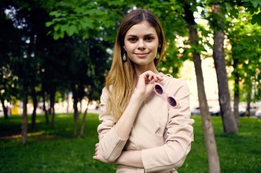 Parkta gezen bir kadın. Keyifli yürüyüşler.