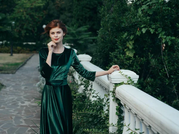 Gyönyörű csillogás nő zöld ruha elegáns stílus természet luxus — Stock Fotó