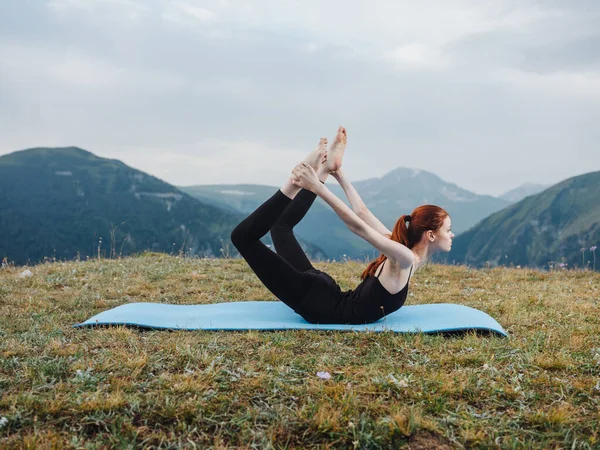 Kadın spor için yoga paspası yapıyor. Temiz hava dağları. — Stok fotoğraf