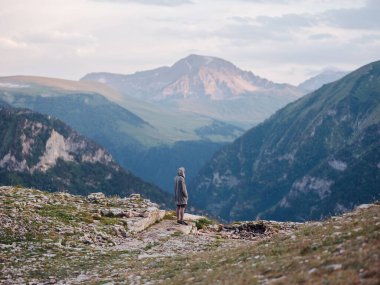 Dağlarda dinlenen bir adam turizme çıkar. Taze hava. Yeşil çimenler.