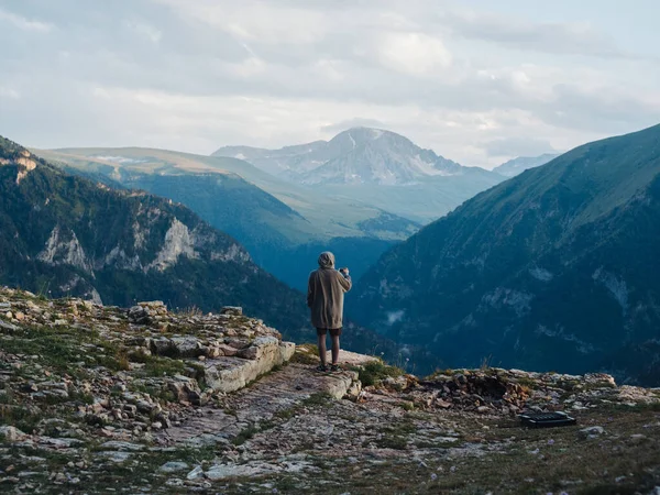 Vista trasera de un hombre en ropa de abrigo en las montañas en la naturaleza —  Fotos de Stock